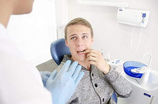 一般歯科で歯医者さんに相談する患者